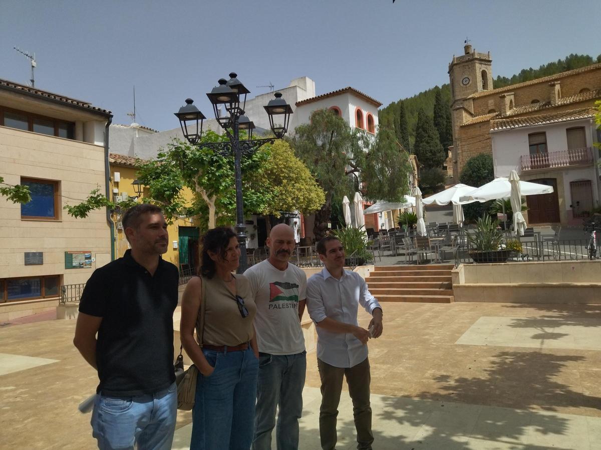 Gerard Fullana, Caterina Ausina, Txema Guijarro y Ximo Perles, hoy, en la plaza de Llíber