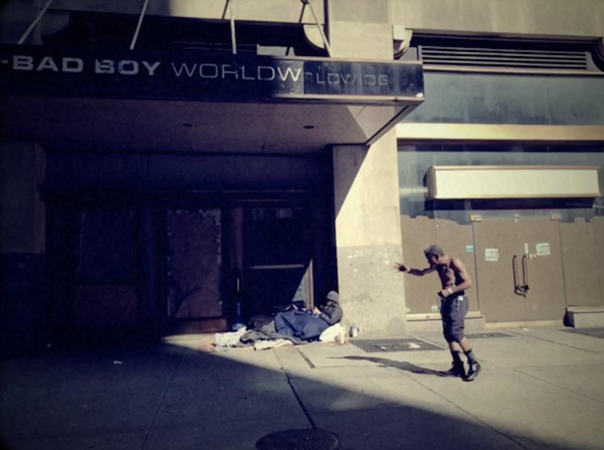 Un hombre sin hogar, frente al edificio Bad Boy Worldwide.