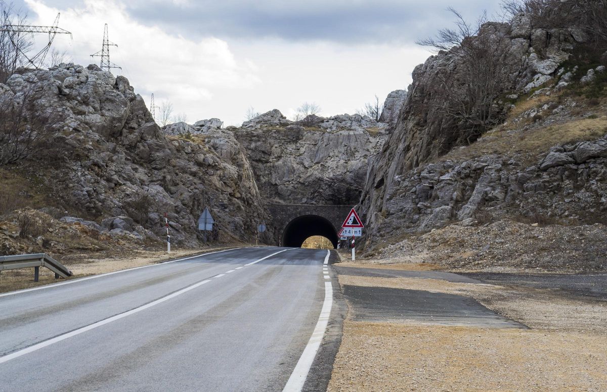 Carretera peligrosa que pasa por un túnel