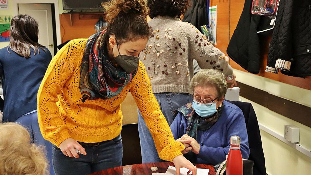 Una trabajadora y una usuaria en la sede de AFEDAC. Una trabajadora y una usuaria en la sede de AFEDAC.