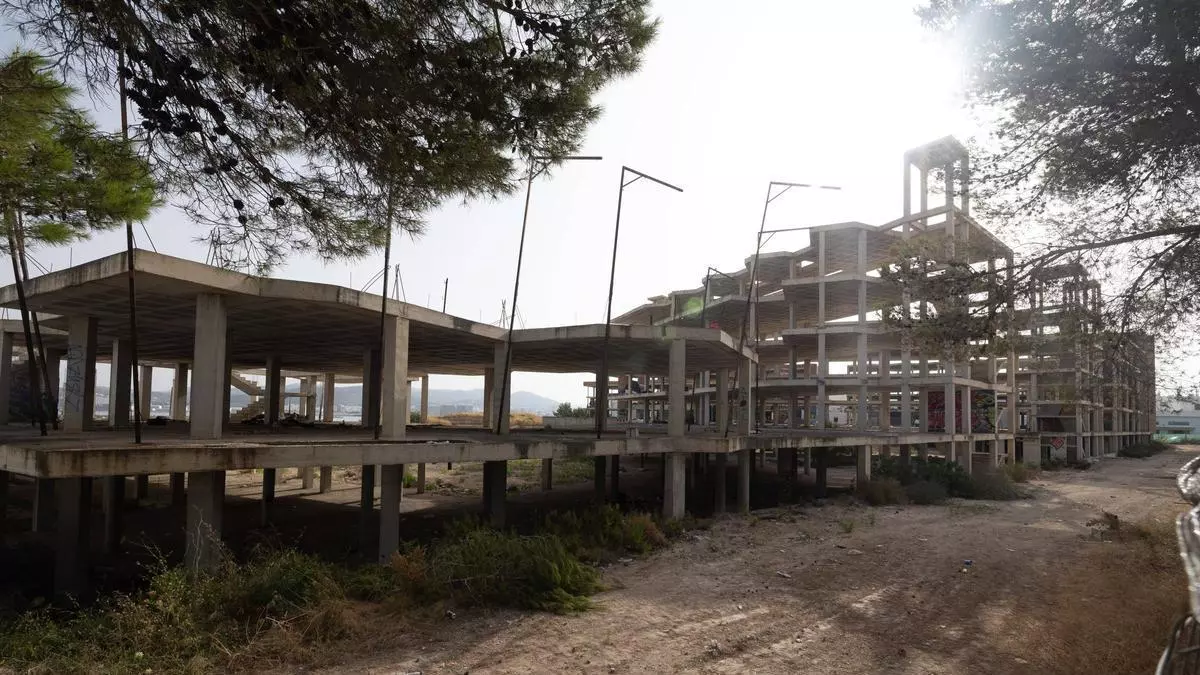 El presidente de la comunidad de vecinos de Punta Xinxó, junto a la estructura okupada: "Abrir una ventana era horrible por el olor"