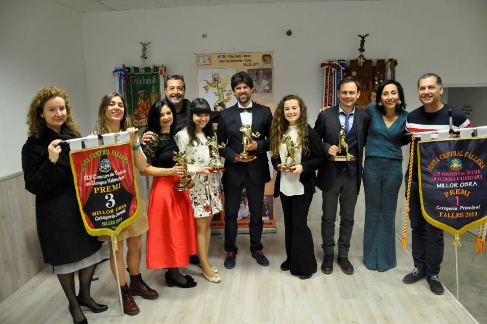 Celebración del primer premio de Cádiz-Denia en el teatro fallero