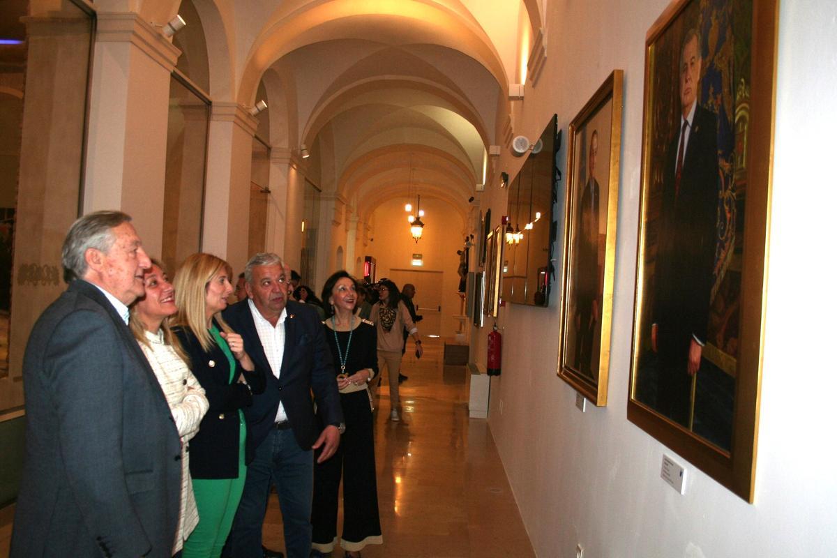 Cristóbal Alcolea, María Ángeles Mazuecos, María García y Tana García, observaban el retrato del Presidente de Honor José Antonio Mula.