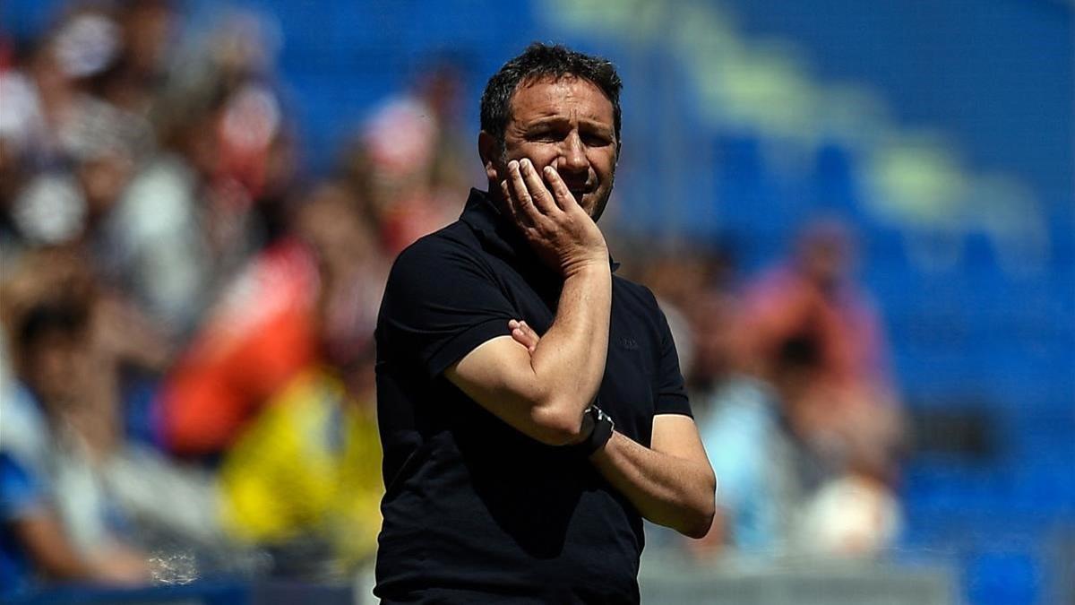 Eusebio Sacristán, preocupado durante el partido que el Girona perdió en Getafe en la última jornada.