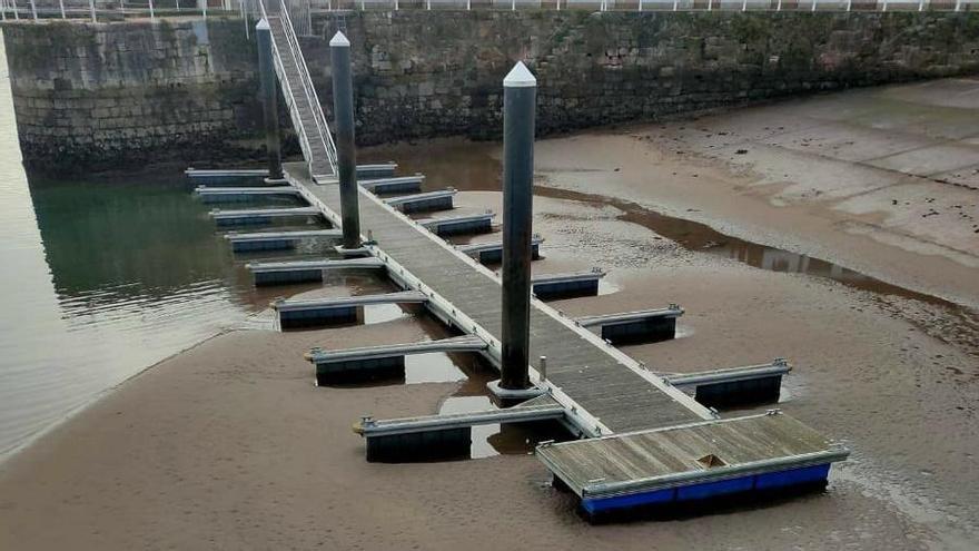 Acumulación de arena en el puerto de Candás