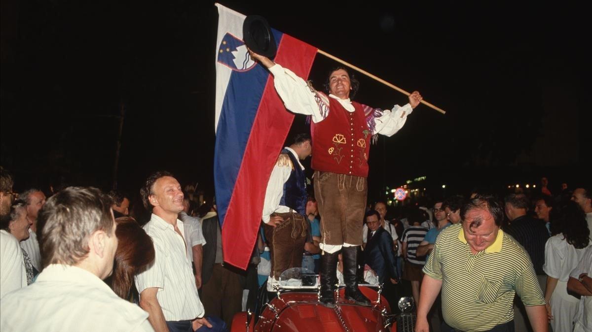 zentauroepp40490778 holding a slovenian flag  a man holds a slovenian flag as he181210205526