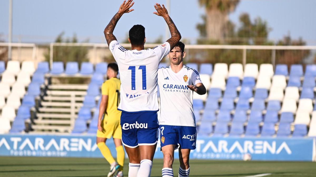 Puche celebra con Maikel Mesa su tanto al Cartagena.