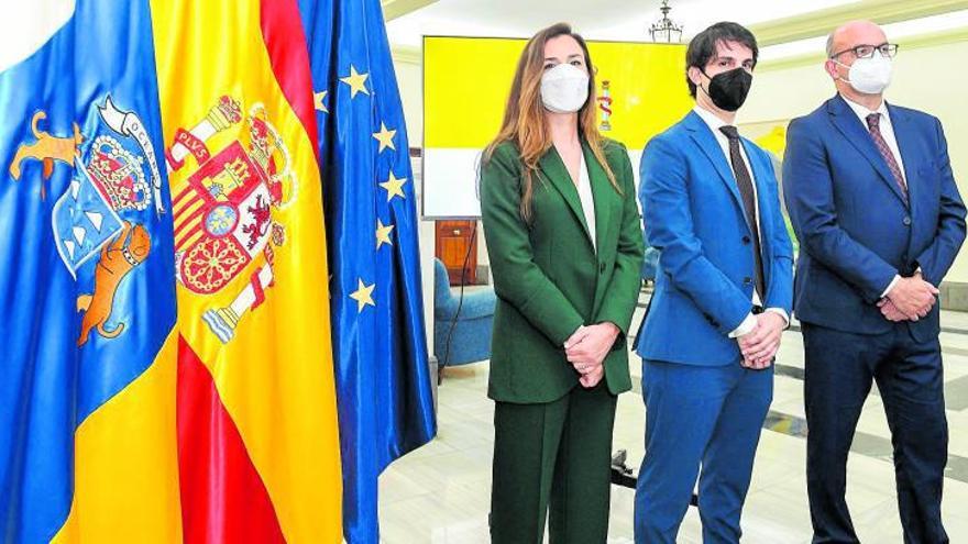 La vicepresidenta y el presidente de la ZEC, María José Miranda y Pablo Hernández, junto al delegado del Gobierno en Canarias, Anselmo Pestana.