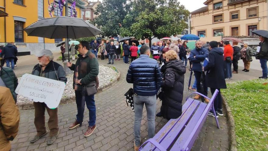 Los vecinos temen que el cementerio de El Entrego se quede a partir del lunes sin enterradores