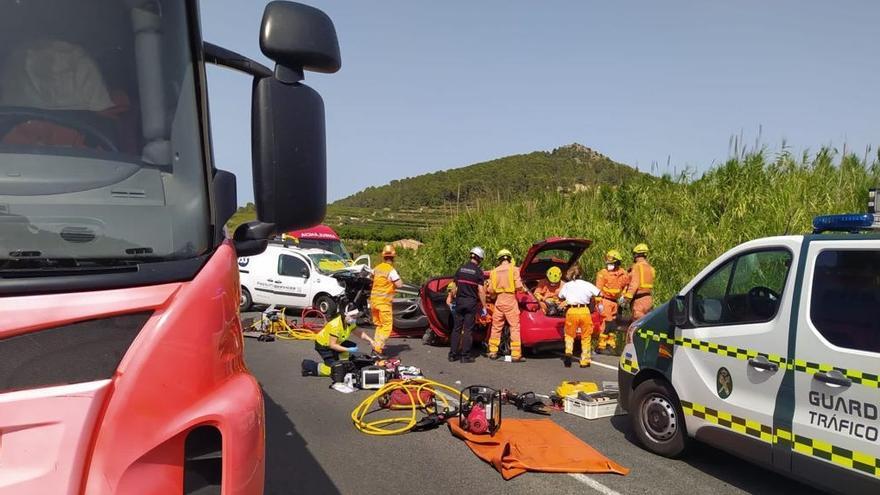 Imagen de los bomberos y servicios sanitarios que han atendido a las víctimas del accidente de Castelló del Rugat.