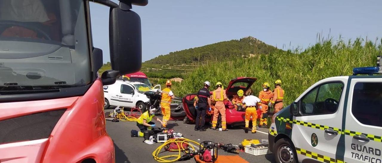 Imagen de los bomberos y servicios sanitarios que han atendido a las víctimas del accidente de Castelló del Rugat.