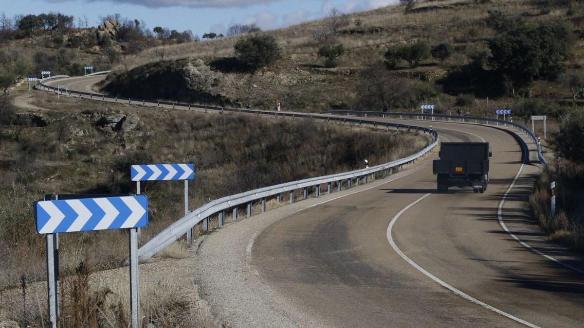 Una camioneta circula por la carretera fronteriza de Fermoselle a Bemposta. | José Luis Fernández