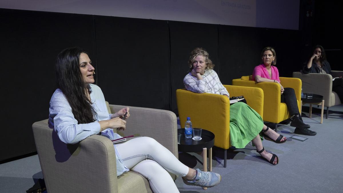 Sara Mansanet, delegada territorial, Gabriela Martí, directora, Nayra Sanz Fuentes, productora, y Alba González de Molina, cineasta, ayer, en el Museo Elder, dentro del 22º Festival Internacional de Cine de Las Palmas de Gran Canaria.