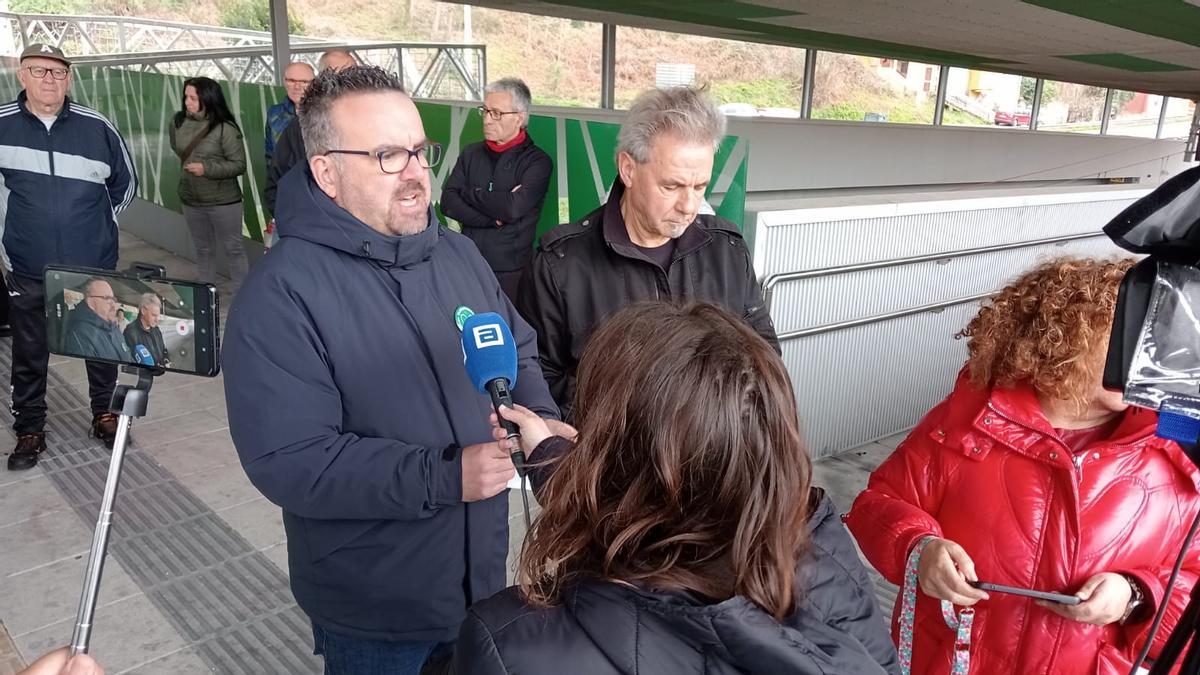 Los portavoces de la plataforma por el soterramiento de Langreo, David García y Xuacy de Hoyos, en la estación de Los Llerones, en Sama