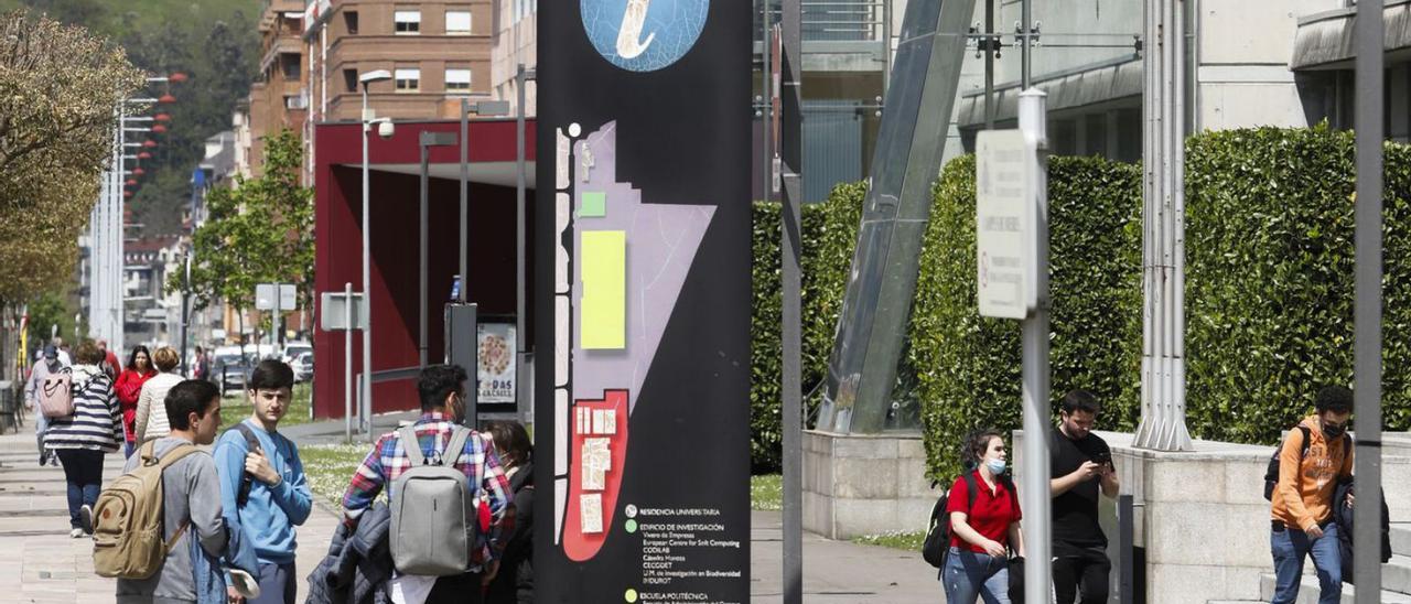 Alumnos a la entrada del campus de Mieres. | Luisma Murias