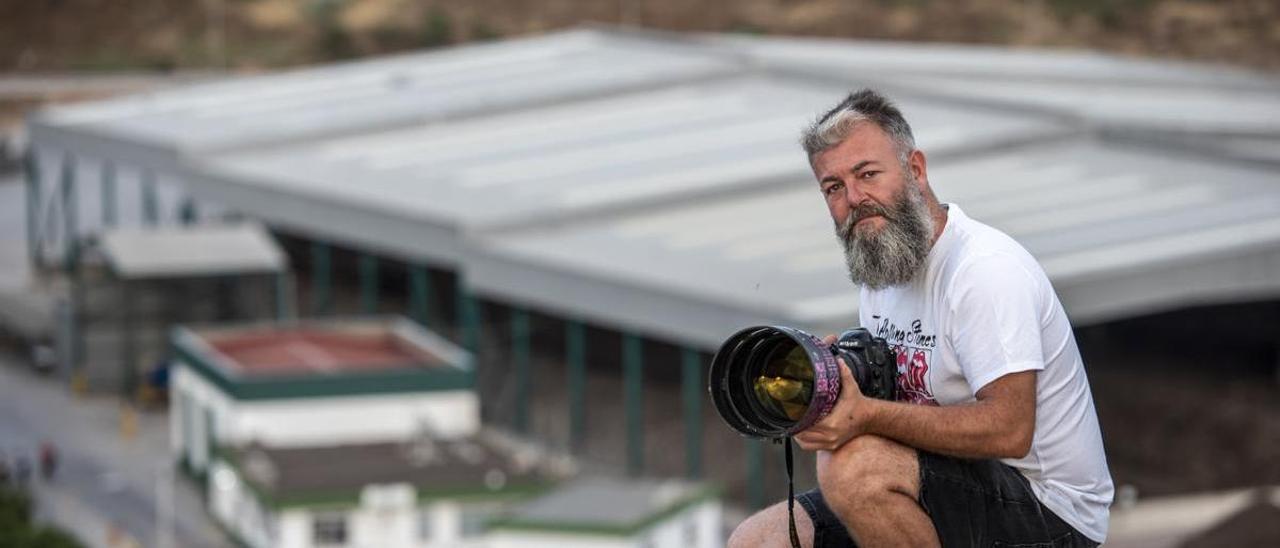 Juan Trujillo, con su máquina fotográfica en Lhicarsa.