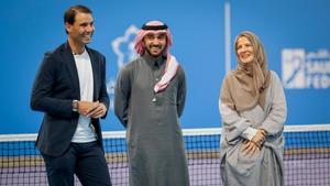 Rafa Nadal junto al ministro de Deportes saudí, el príncipe Bin Turki Al Saud, y la presidenta de la Federación de Tenis de Arabia Saudí, Arij Mutagabani.