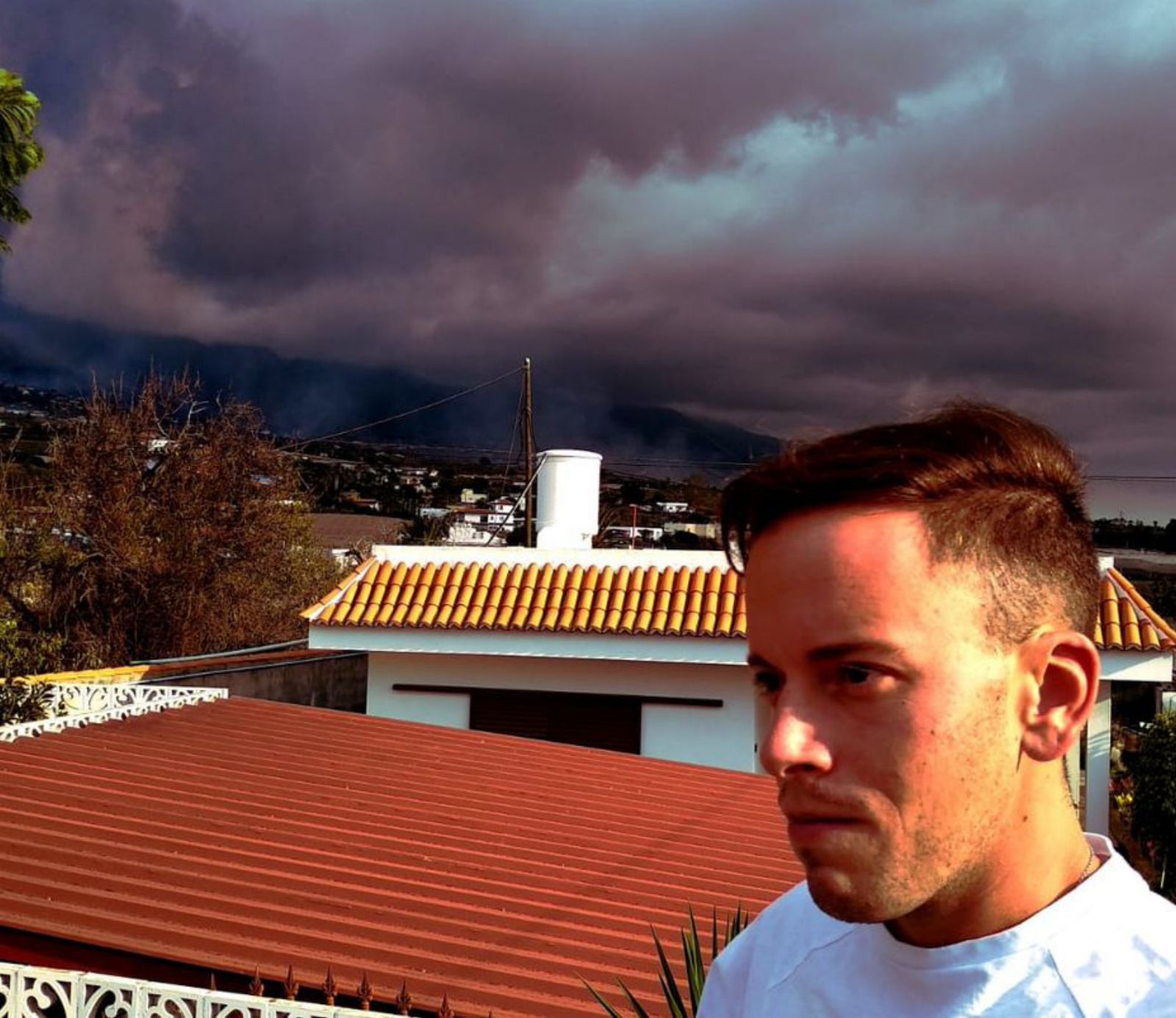 Francisco Aguiloche, con el volcán detrás, en La Laguna, cuando aún no  había finalizado la erupción. | LNE