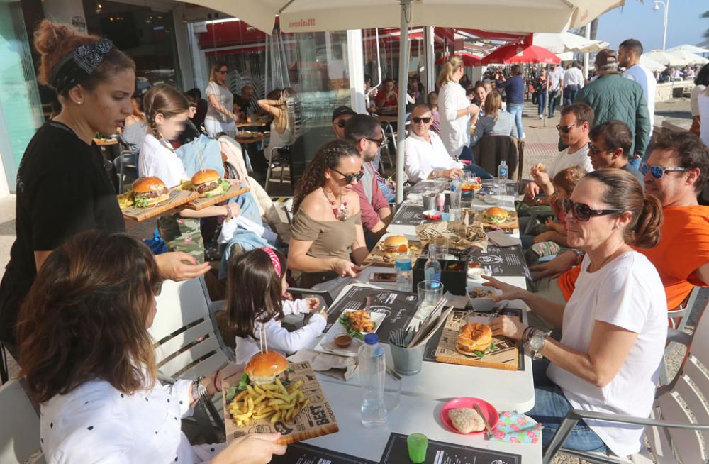 Málaga inicia el puente de la Constitución y la Inmaculada con sol, buena temperatura y calles y paseos marítimos llenos