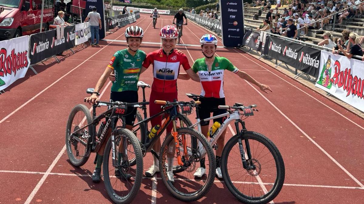 Natalia Fischer, izquierda, junto a sus compañeras de podio en el Black Forest Ultra Bike.