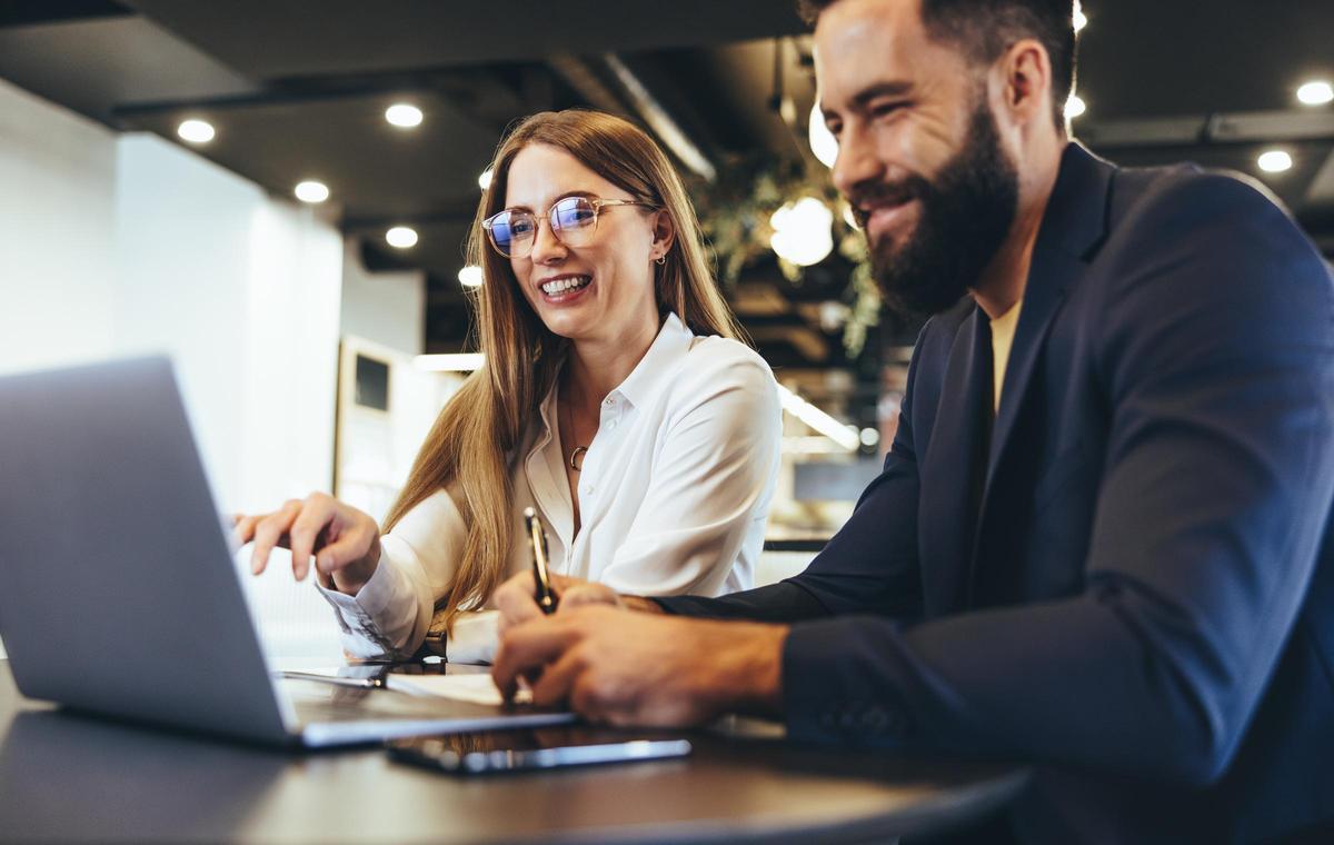Emprendedores digitalizando su negocio. Emprendedores digitalizando su negocio.