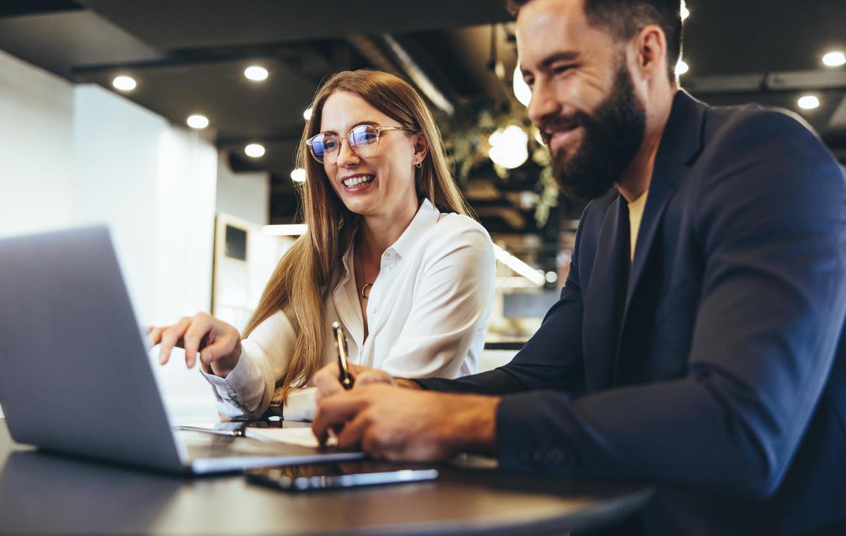 Emprendedores digitalizando su negocio.