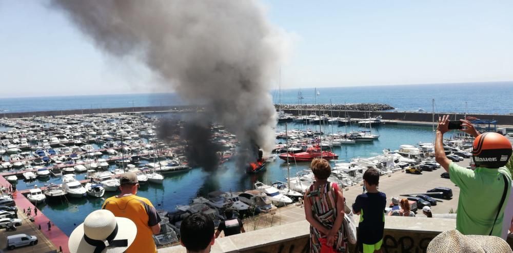 Incendi al port marina de Palamós