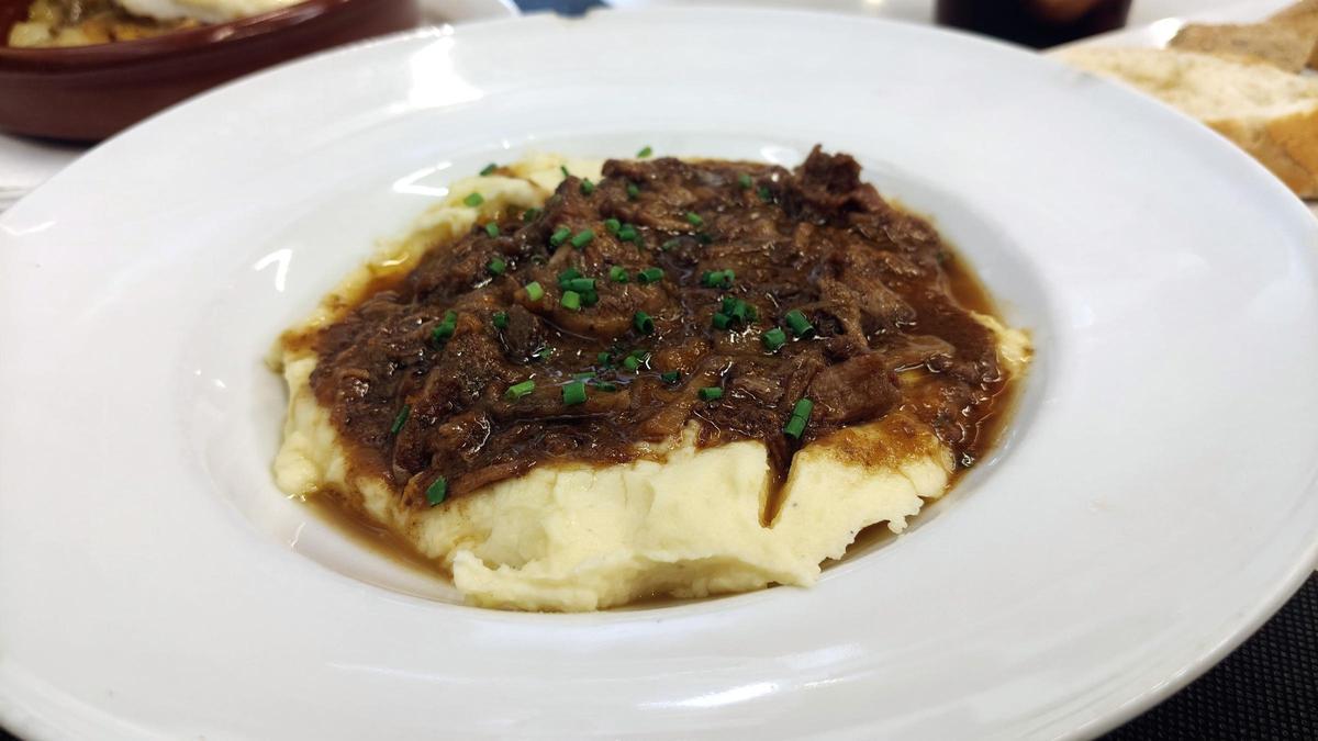 Estofado de ternera desmigada sobre puré de patata en 'parmentier' del restaurante Guixot.