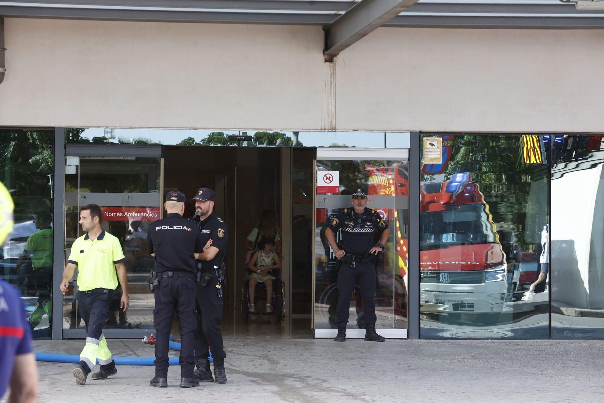 Un incendio intencionado obliga a desalojar la planta de Psiquiatría de La Fe