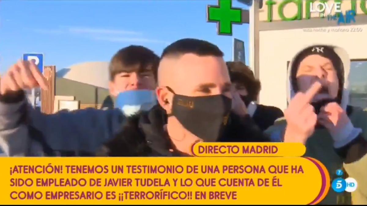 Uns joves boicotegen una connexió de ‘Sálvame’ amb insults a Matamoros: «¡Paga a Hisenda!» Uns joves boicotegen una connexió de ‘Sálvame’ amb insults a Matamoros: «¡Paga a Hisenda!»