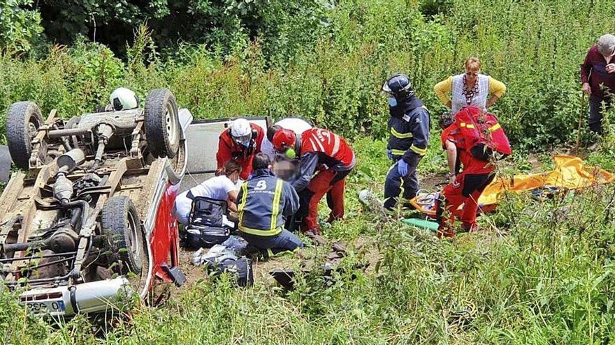 El grupo de rescate, sanitarios y bomberos de Asturias estabilizan al herido en el lugar del siniestro.