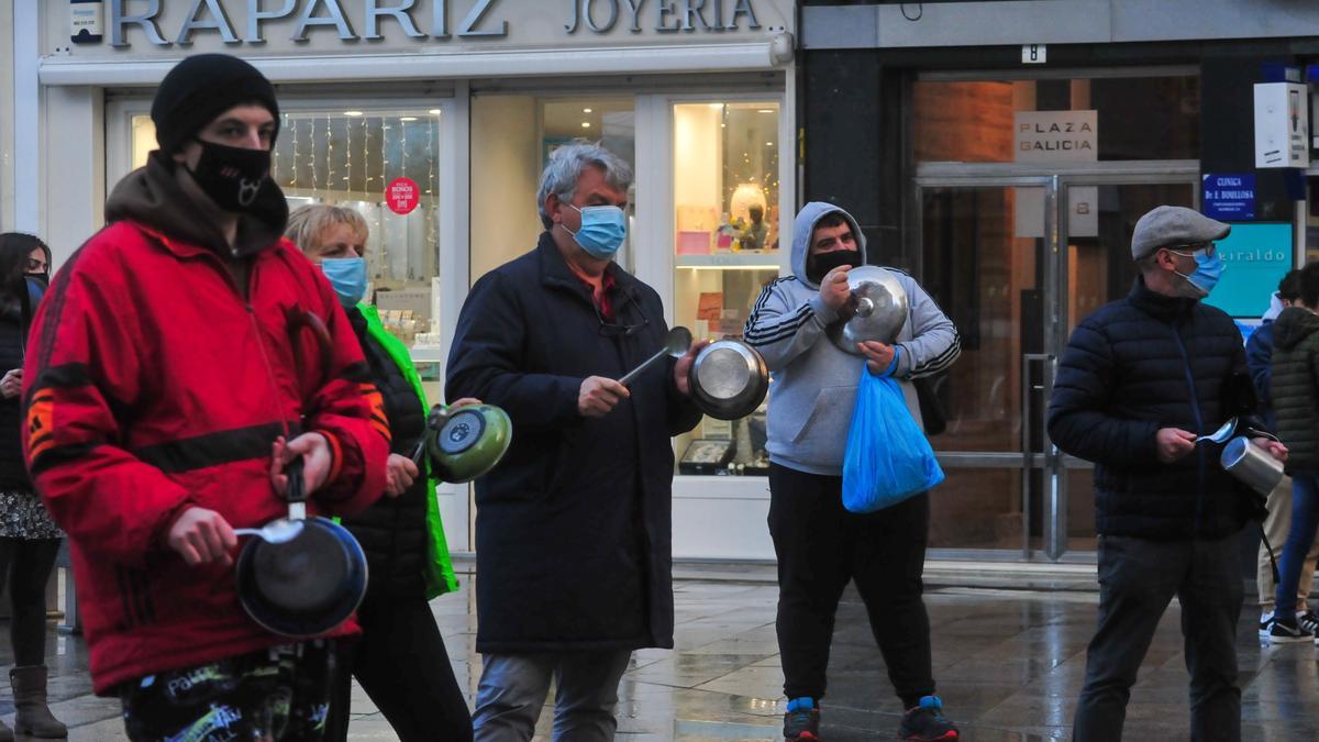 La hostelería de Vilagarcía hace sonar sus cacerolas a modo de protesta reivindicando su derecho a trabajar