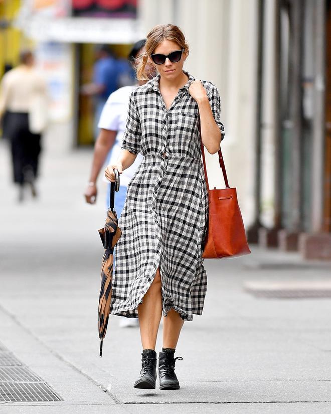 Sienna Miller con vestido de cuadros en Nueva York