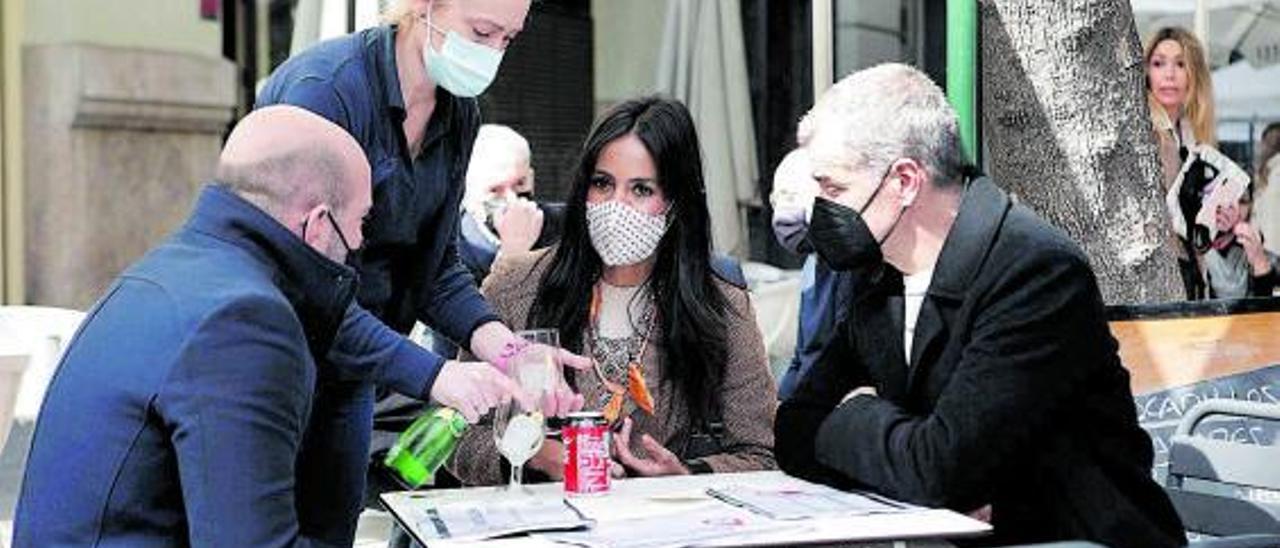 Toni Cantó y Begoña Villacís, ayer, en una terraza de València con representantes hosteleros. | EFE