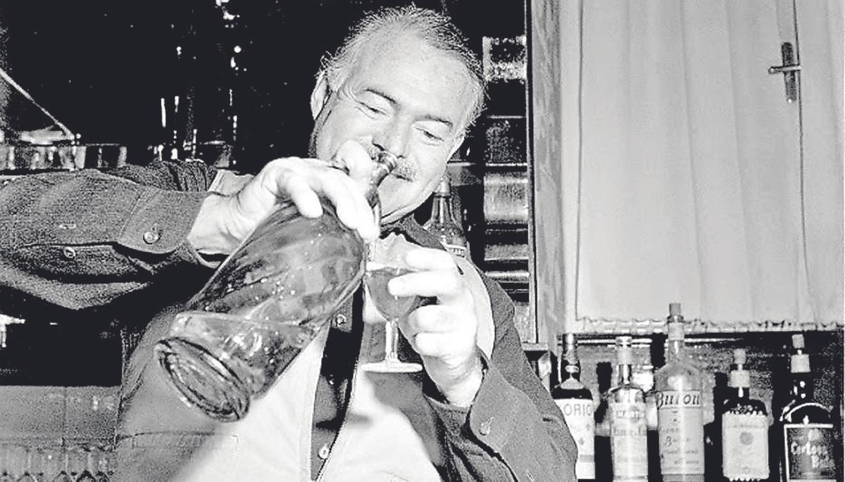 Ernest Hemingway, preparando un cóctel en Venecia.