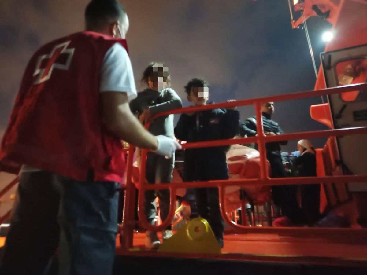 Personal de Cruz Roja atendiendo a menores llegados en patera.