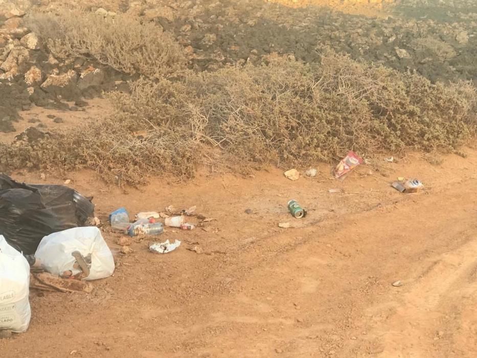 Basura en distintas partes de la Isla de Lobos