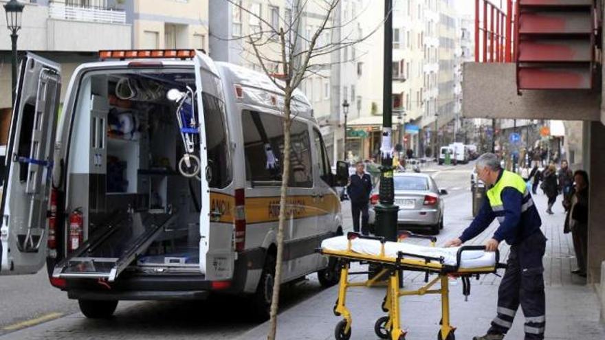 Ambulancia preparada para trasladar a un paciente a rehabilitación. / josé lores