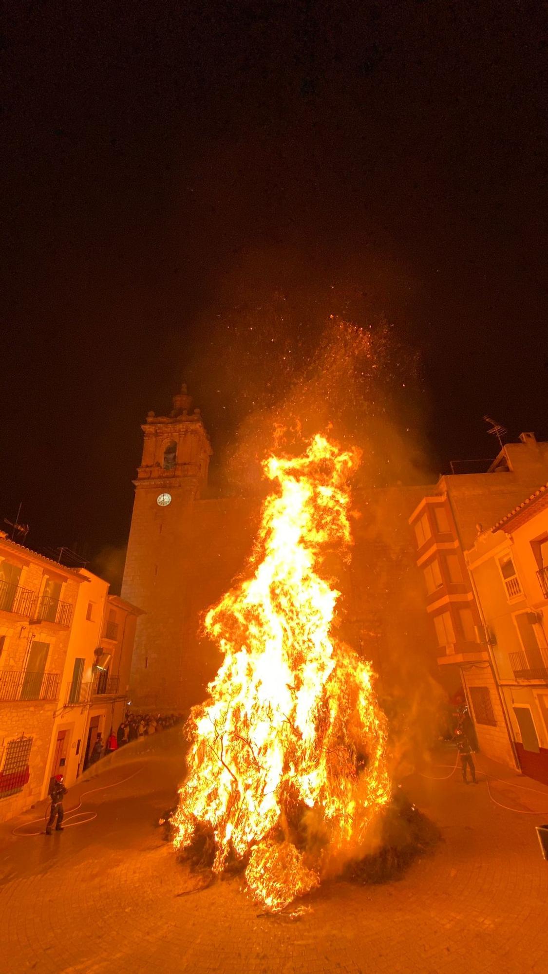 Galería: Gran hoguera en Albocàsser por Sant Antoni