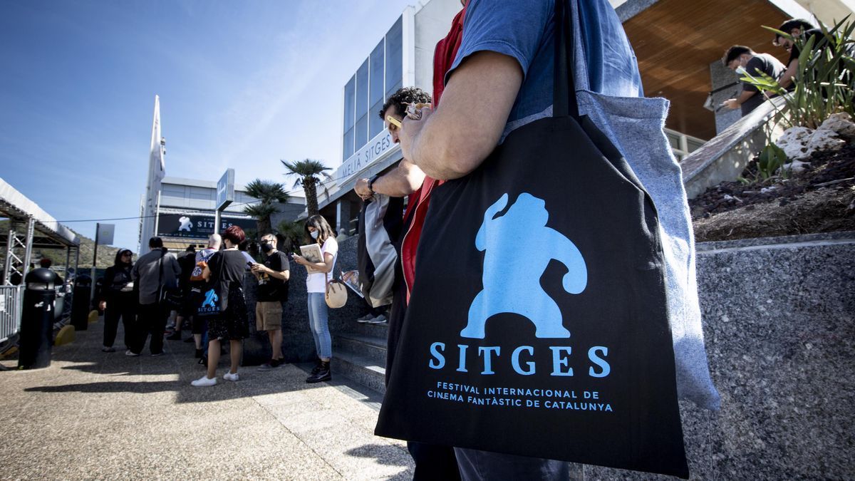 Colas para acceder a una de las sesiones de la jornada inaugural del Festival de Sitges 2021.