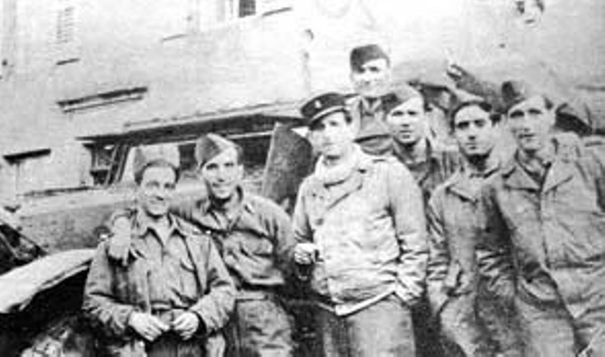 El héroe valenciano con algunos de sus soldados de La Nueve.