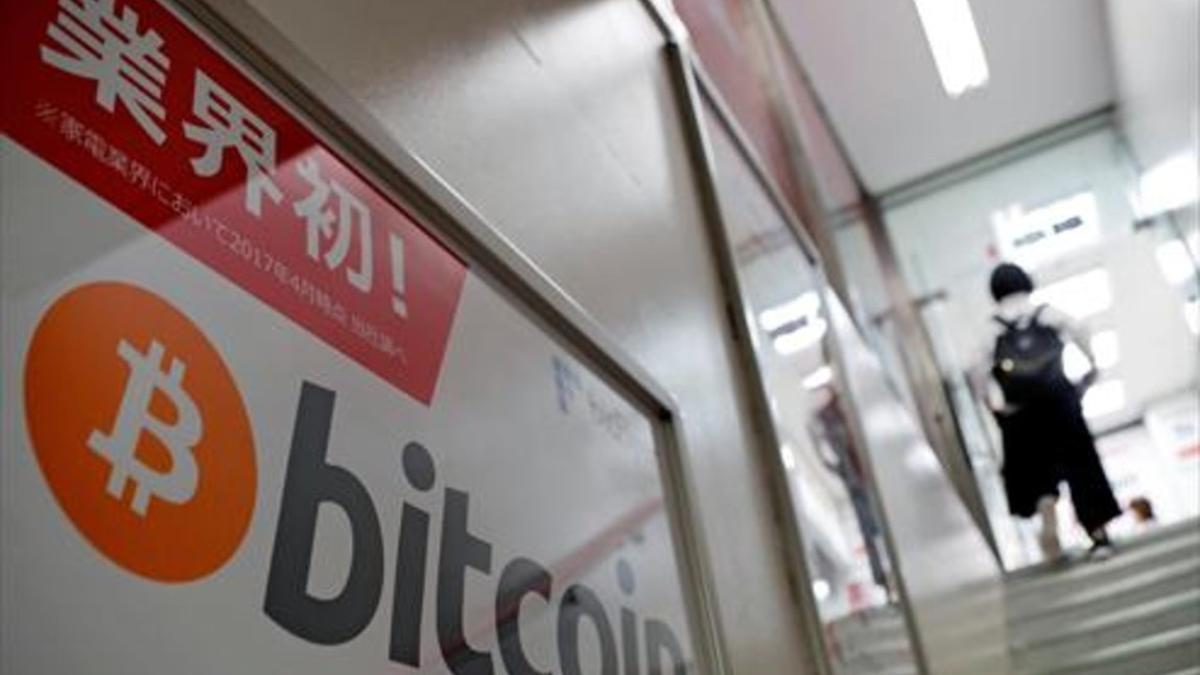 Publicidad 8 Logo de bitcoin en una tienda de Tokio (Japón).