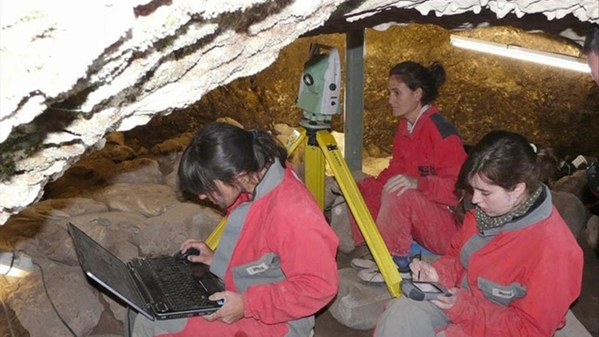 Trabajos en la cueva El Mirador de Atapuerca durante la campaña de julio del 2014.