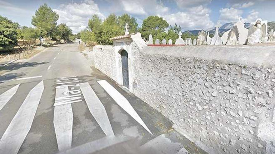 Imagen de la fachada principal del antiguo cementerio parroquial de Moscari.