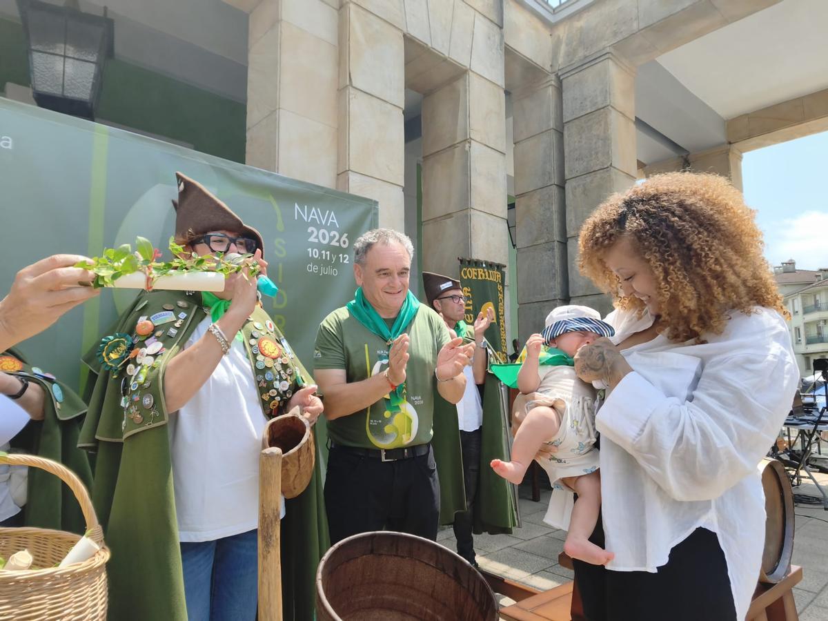 El bautismo sidrero de una veintena de bebés en el Festival de la Sidra de Nava, en imágenes