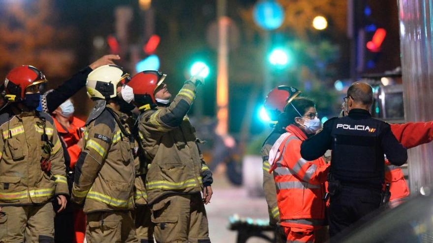 Agentes de la Policía Nacional y del Cuerpo de Bomberos de Valladolid.