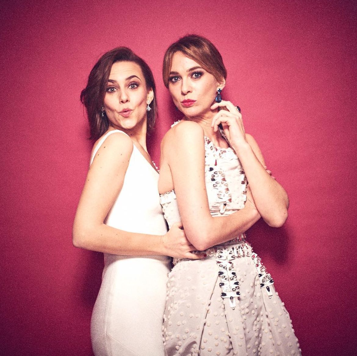Aura Garrido y Marta hazas en el backstage de los Premios Goya 2016