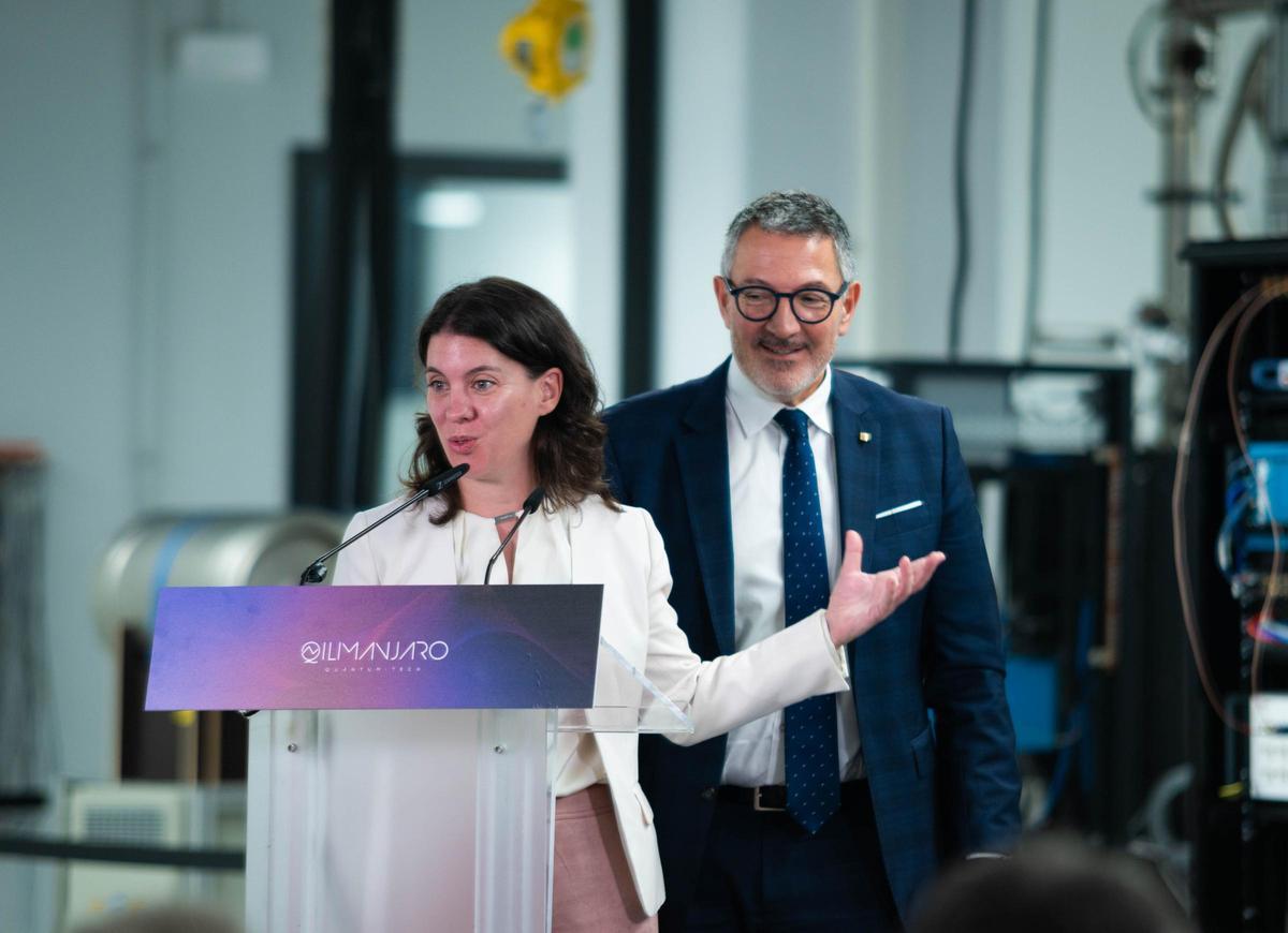 Marta, junto al Conseller de Empresa y Trabajo de la Generalitat, Miquel Sàmper.