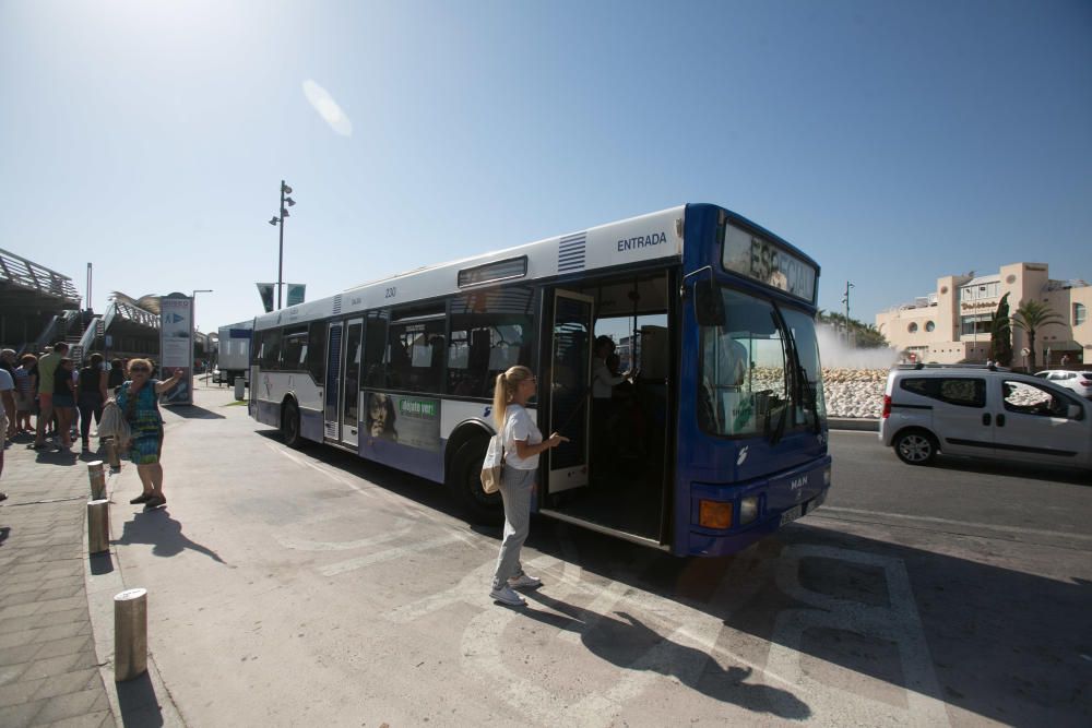 Miles de personas se dan cita en el Village del Puerto de Alicante para disfrutar del estreno de la competición