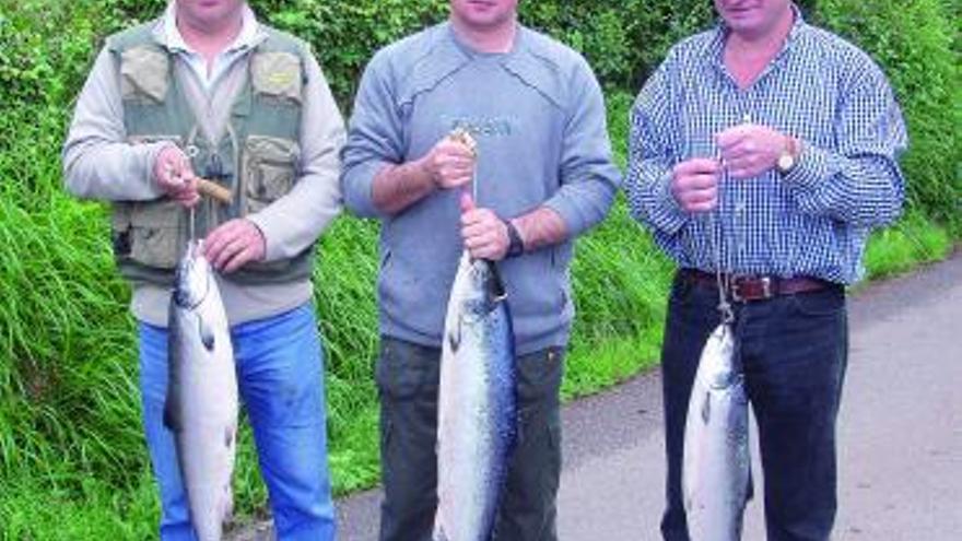 José Luis Alonso, Roberto Llosa y Luis Manuel Cayado, con el cupo que lograron recientemente en el coto de Jaces (río Cares).